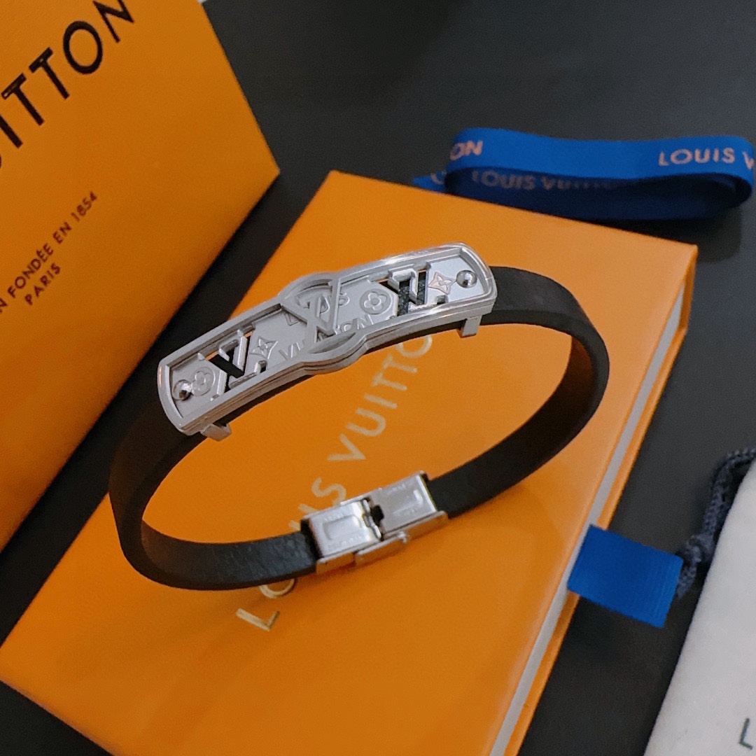 Louis Vuitton Cowhide bracelet, couple's style, length 22cm, adjustable and changeable