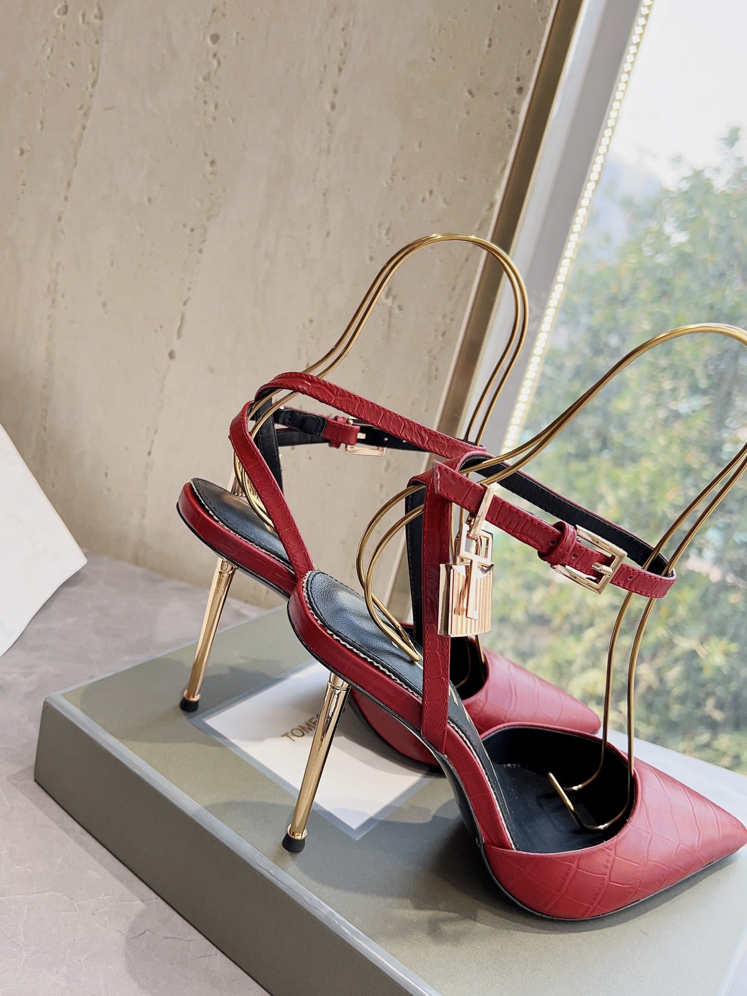 𝐓𝐎𝐌𝐅𝐎𝐑𝐃｜𝟐𝟎𝟐𝟑𝐒𝐒/𝐧𝐞𝐰  Dolce & Ga women's jeweled buckle jacquard raglan heels