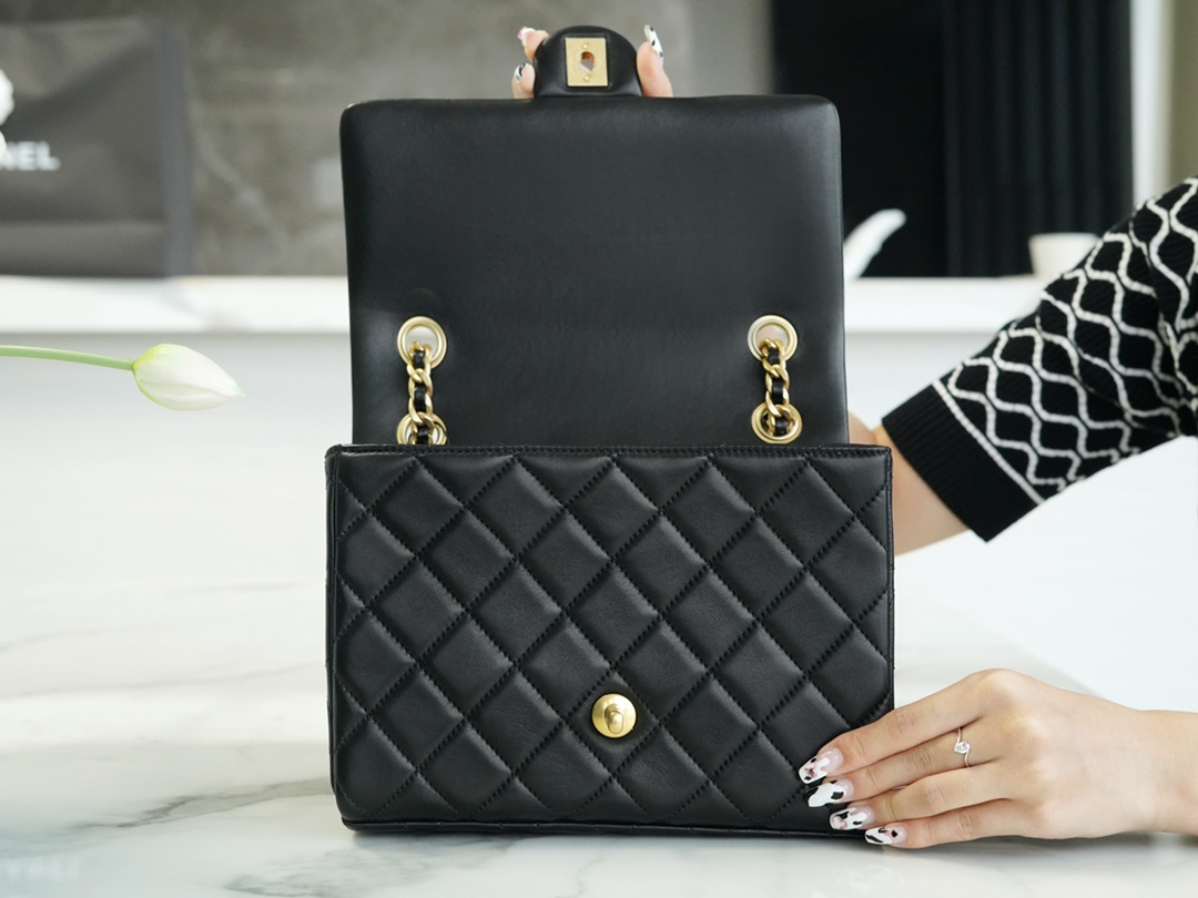 𝗖𝗛𝗔𝗡𝗘𝗟 23P New Letter Chain Flap Bag Black