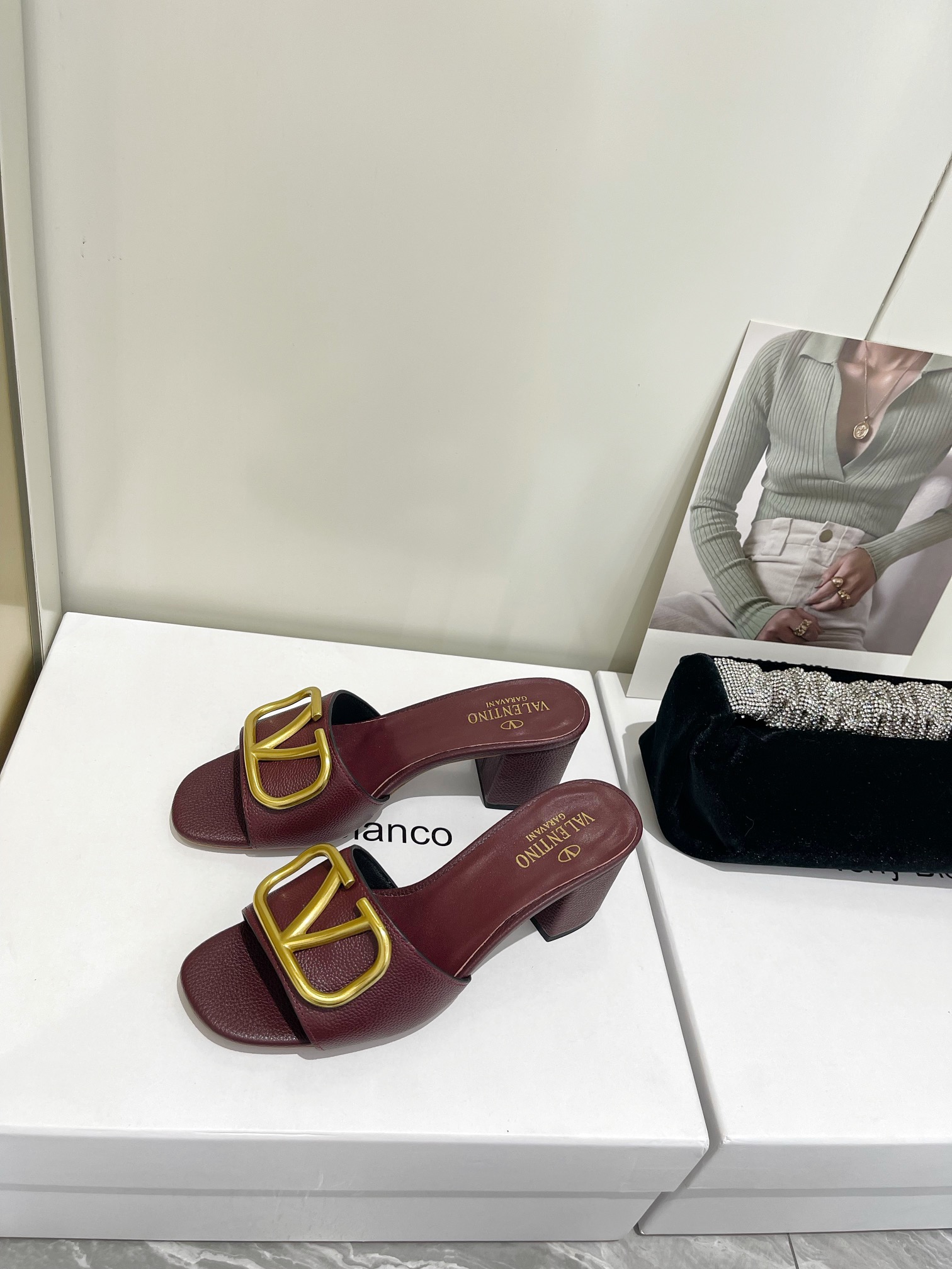 【Valentino】𝟐𝟎𝟐𝟏/𝐒𝐒 𝐧𝐞𝐰  Valentino 2022 / fw spring and summer new women's slippers