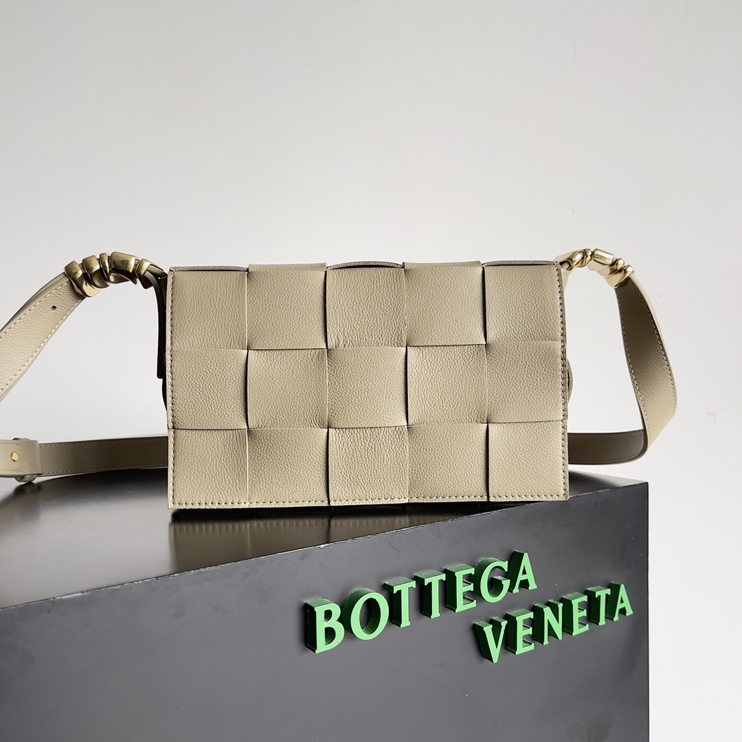 Bottega Veneta Cassette 5-panel lychee print taupe #666870