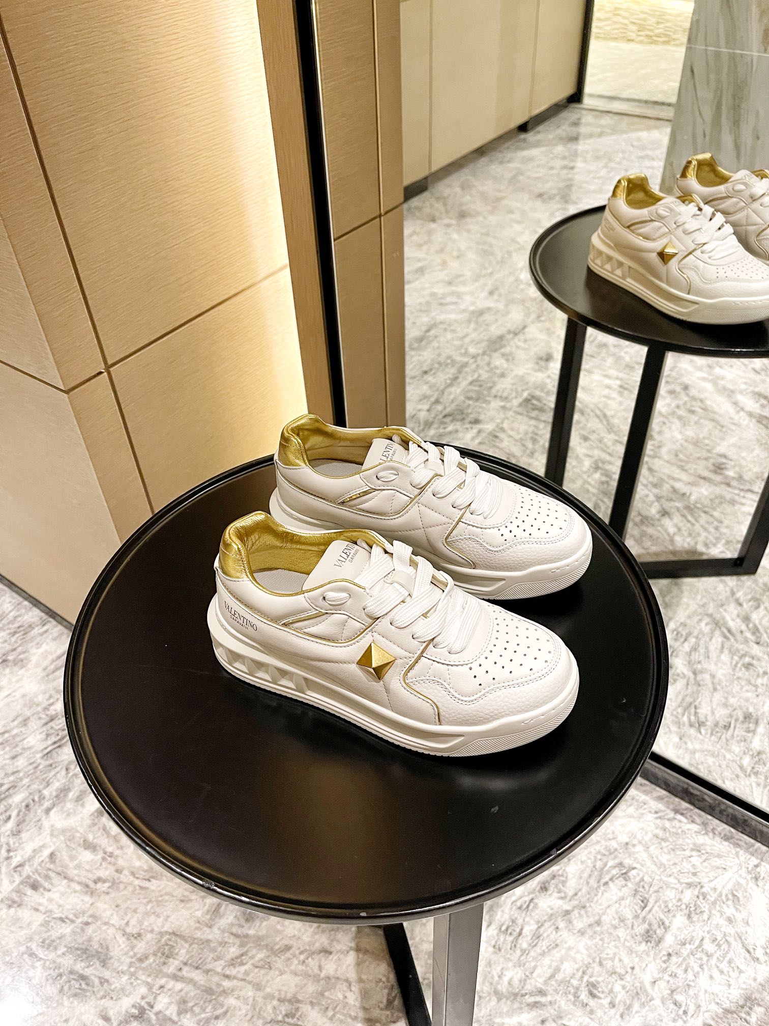 【Valentino】𝟐𝟎𝟐𝟏/𝐒𝐒 𝐧𝐞𝐰 Valentino 2021 fall and winter new one stud sneakers couples on the new
