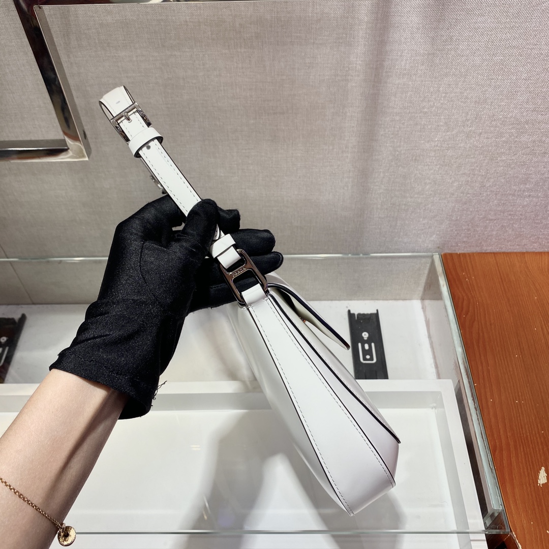 𝐏𝐑𝐀𝐃𝐀 Large flap w/ double shoulder strap 1BD303