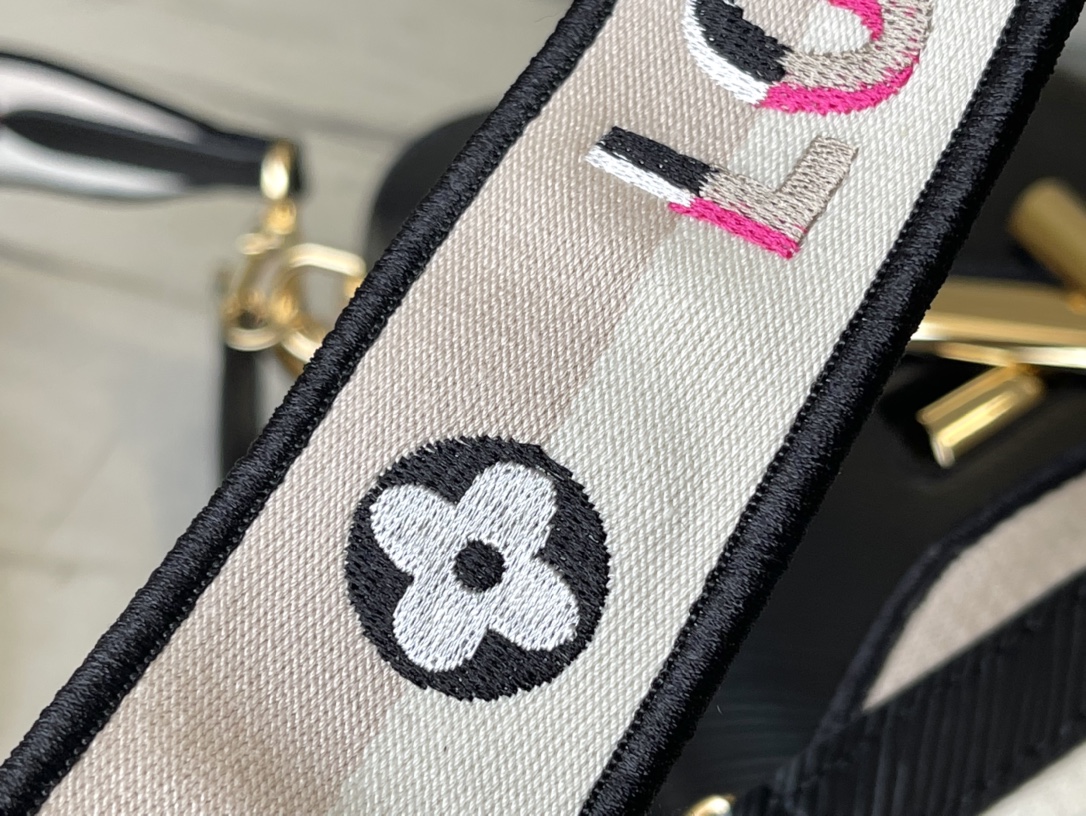 𝐋𝐎𝐔𝐈𝐒 𝐕𝐔𝐈𝐓𝐓𝐎𝐍      M21554