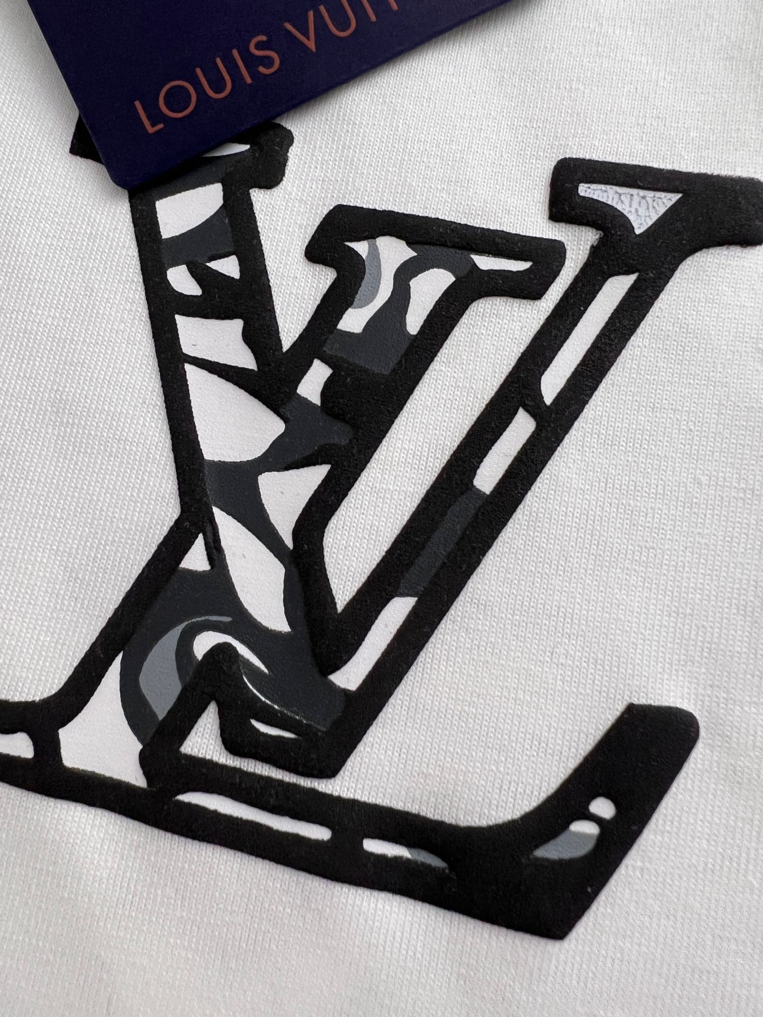 Louis Vuitton 24 classic embroidered pockets with trendy t-shirts