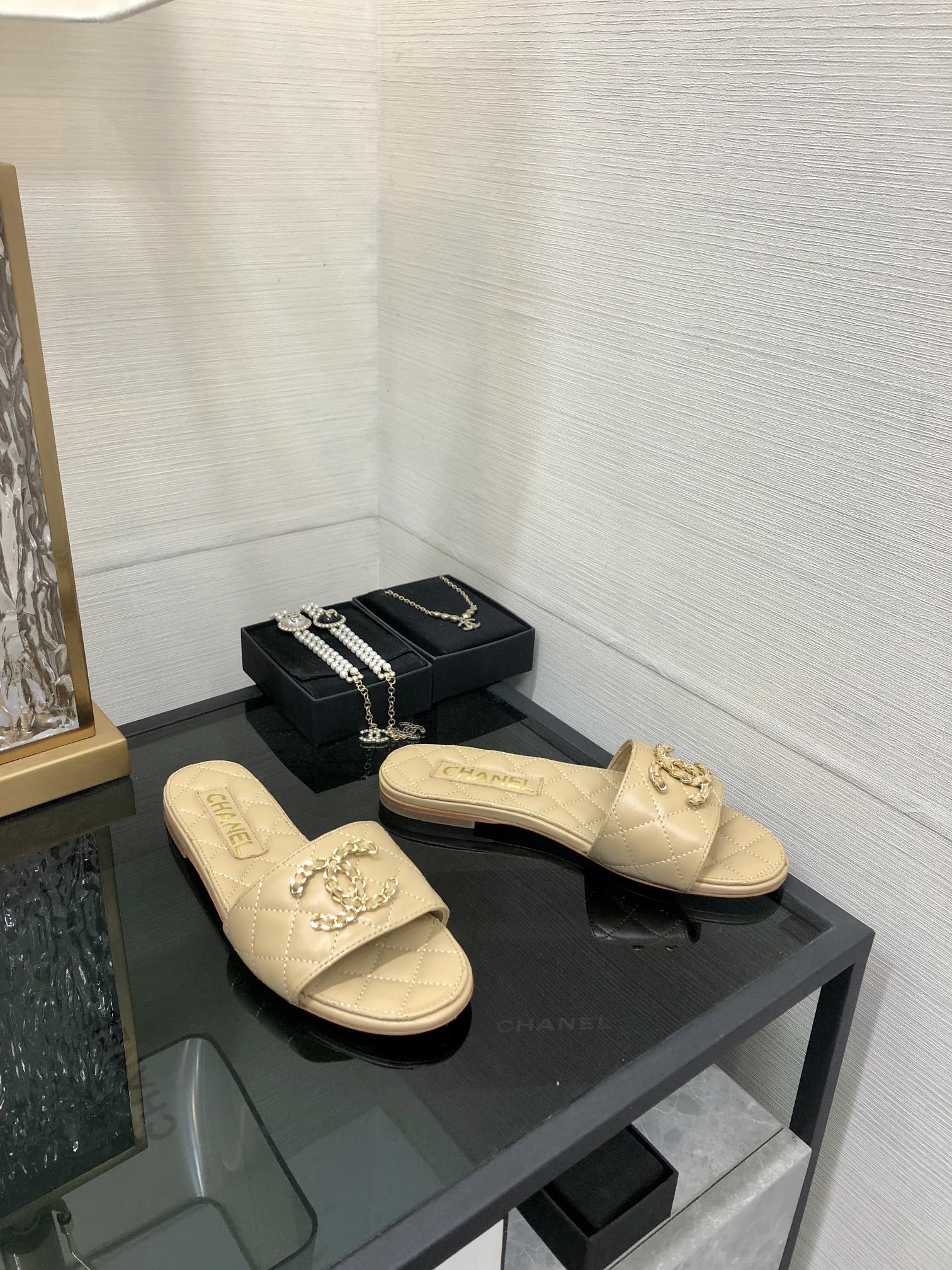 CHANEL 2023 spring and summer latest electric embroidery honey slippers Imported leather outsole