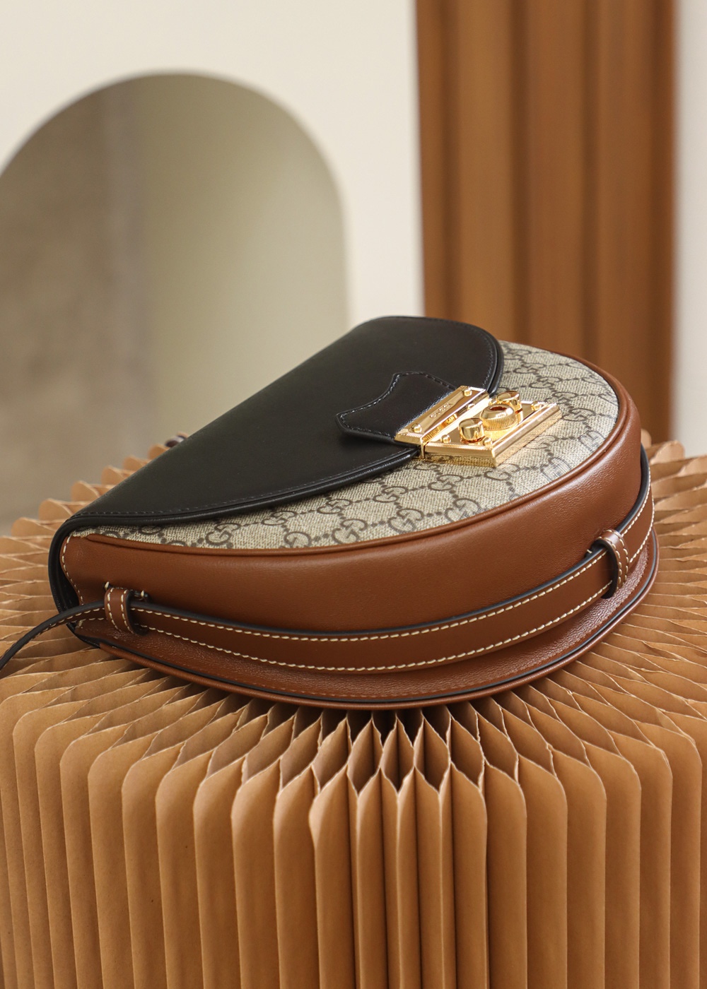 GUCCI 𝙋𝙖𝙙𝙡𝙤𝙘𝙠 series original leather #644524 moon bag