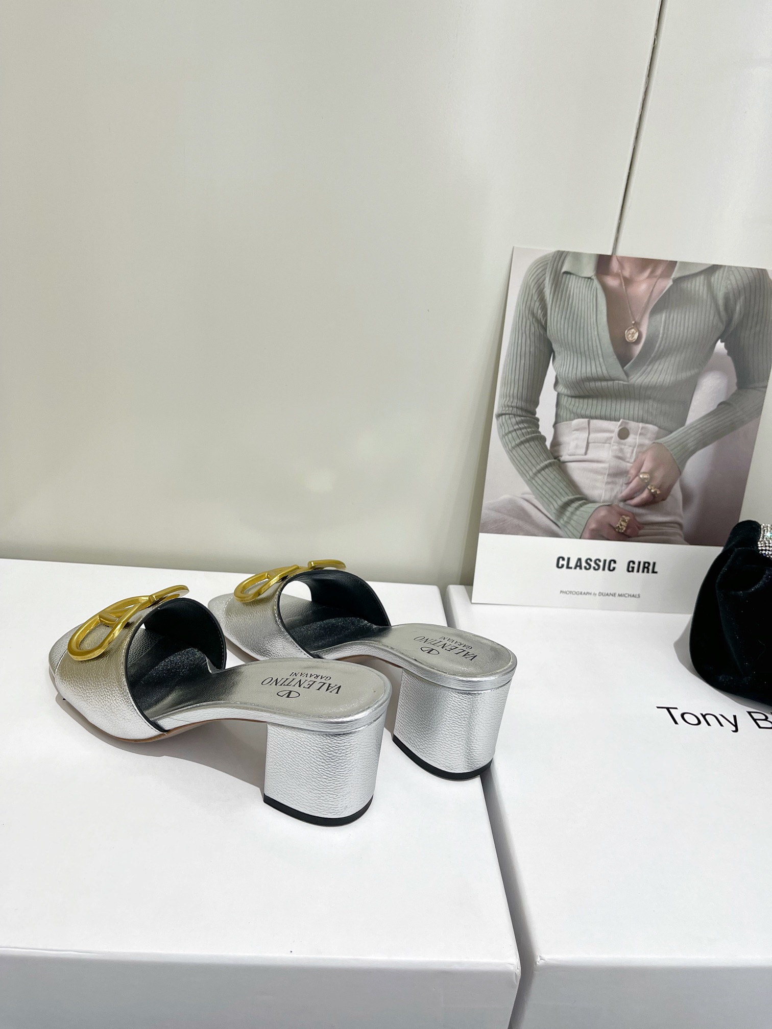 【Valentino】𝟐𝟎𝟐𝟏/𝐒𝐒 𝐧𝐞𝐰  Valentino 2022 / fw spring and summer new women's slippers