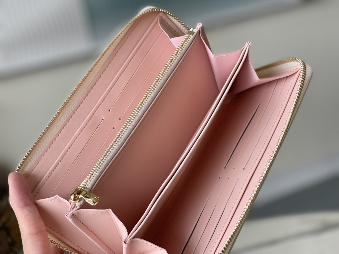 𝐋𝐎𝐔𝐈𝐒 𝐕𝐔𝐈𝐓𝐓𝐎𝐍    M82290