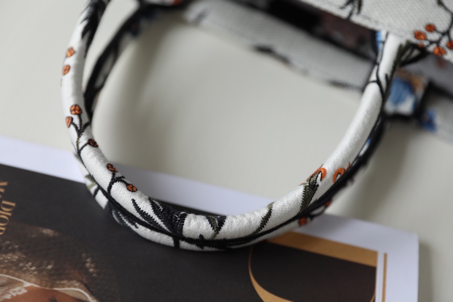 DIOR TOTE Moonflower