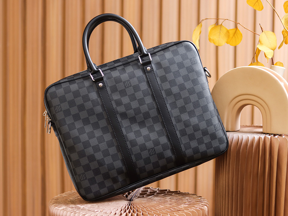 Louis Vuitton 𝐏𝐎𝐑𝐓𝐄 𝐃𝐎𝐂𝐔𝐌𝐄𝐍𝐓𝐒 𝐕𝐎𝐘𝐀𝐆𝐄 Briefcase M41478
