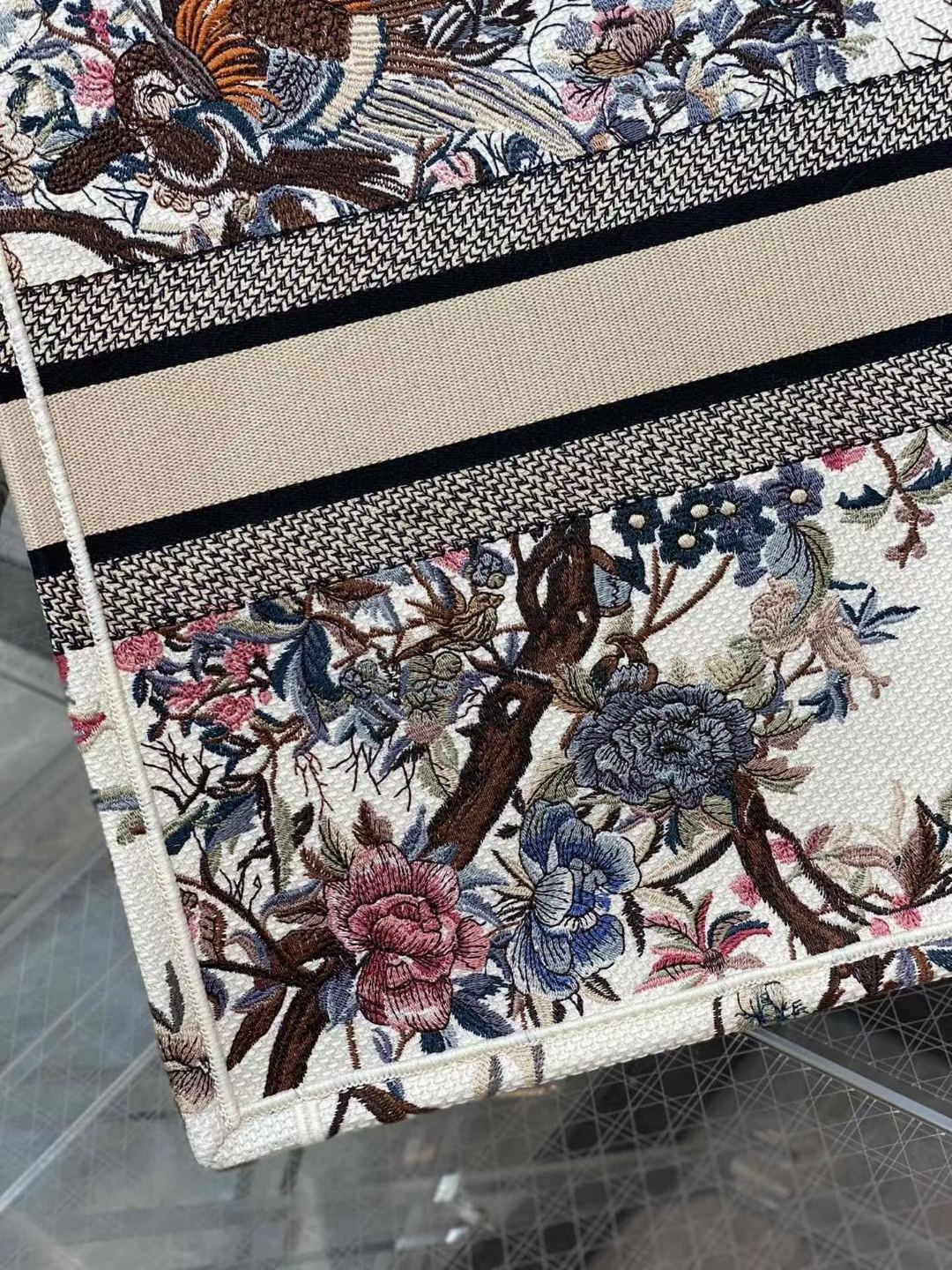 DIOR TOTE Magpie White Limited Edition Collection