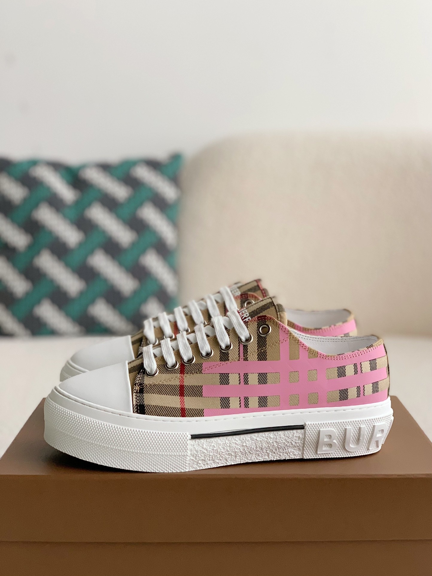 Burberry Low cut casual sports shoes
