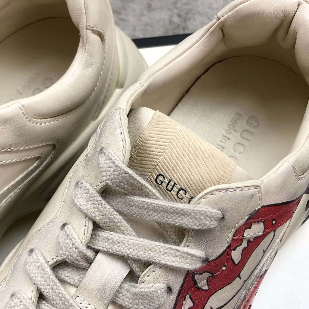 Gucci Pops This collection has a lot of flora and fauna elements Original material