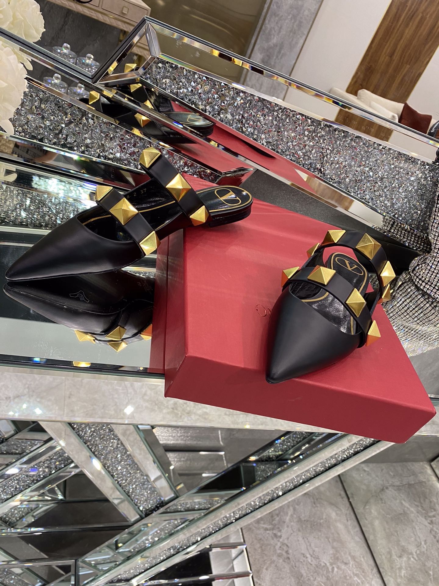 【Valentino】𝟐𝟎𝟐𝟏/𝐒𝐒 𝐧𝐞𝐰 The latest series of counter perfect details original matte open edge bead leather