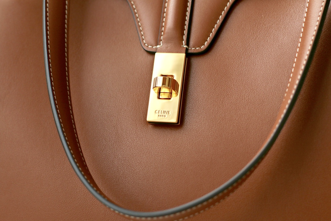 𝐂𝐞𝐥𝐢𝐧𝐞 soft 16 large soft bag in smooth calfskin