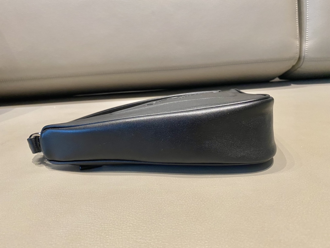 𝐏𝐑𝐀𝐃𝐀 Triangular bag 1NQ043