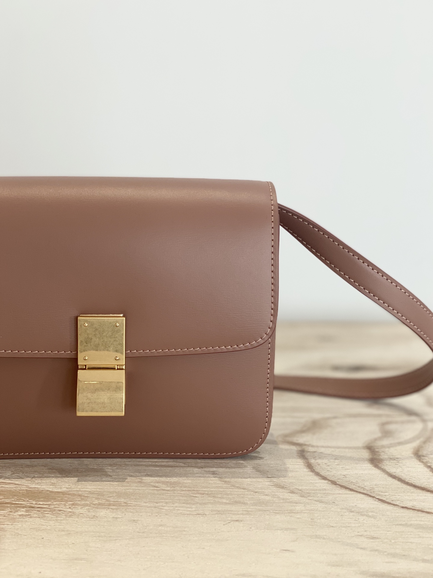 𝐂𝐞𝐥𝐢𝐧𝐞 Box Teen bag in polished calfskin