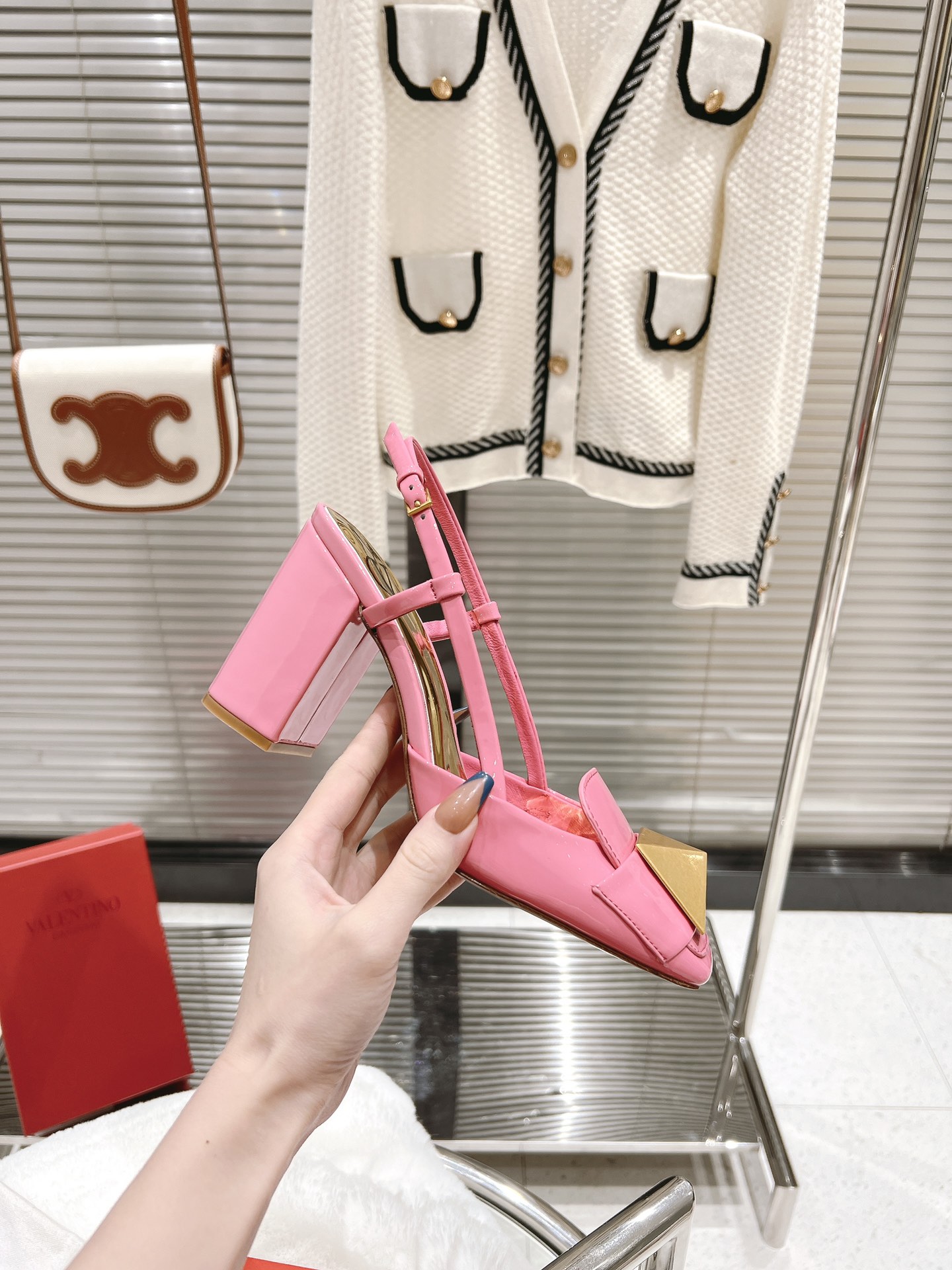 【Valentino】𝟐𝟎𝟐𝟏/𝐒𝐒 𝐧𝐞𝐰  Valentino fabric patent leather lining sheepskin sole cowhide