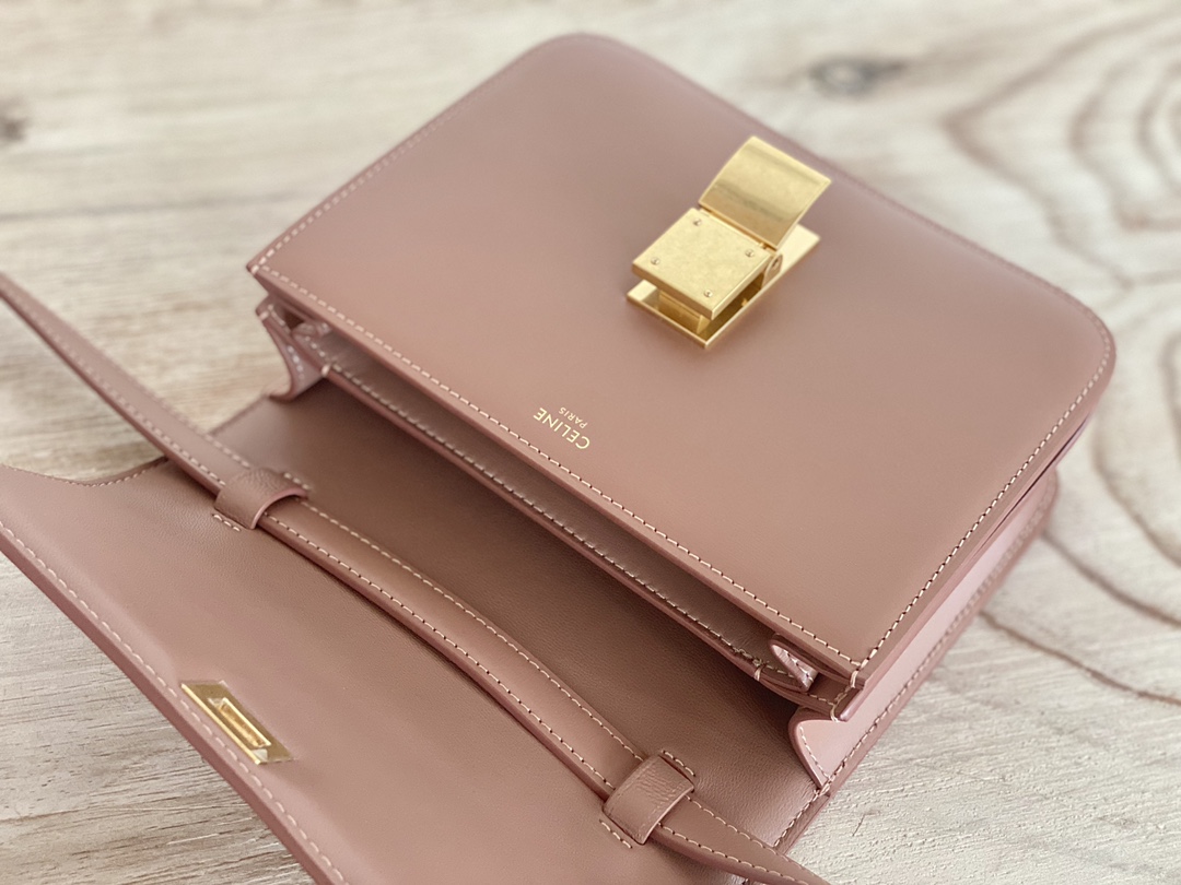 𝐂𝐞𝐥𝐢𝐧𝐞 Box Teen bag in polished calfskin