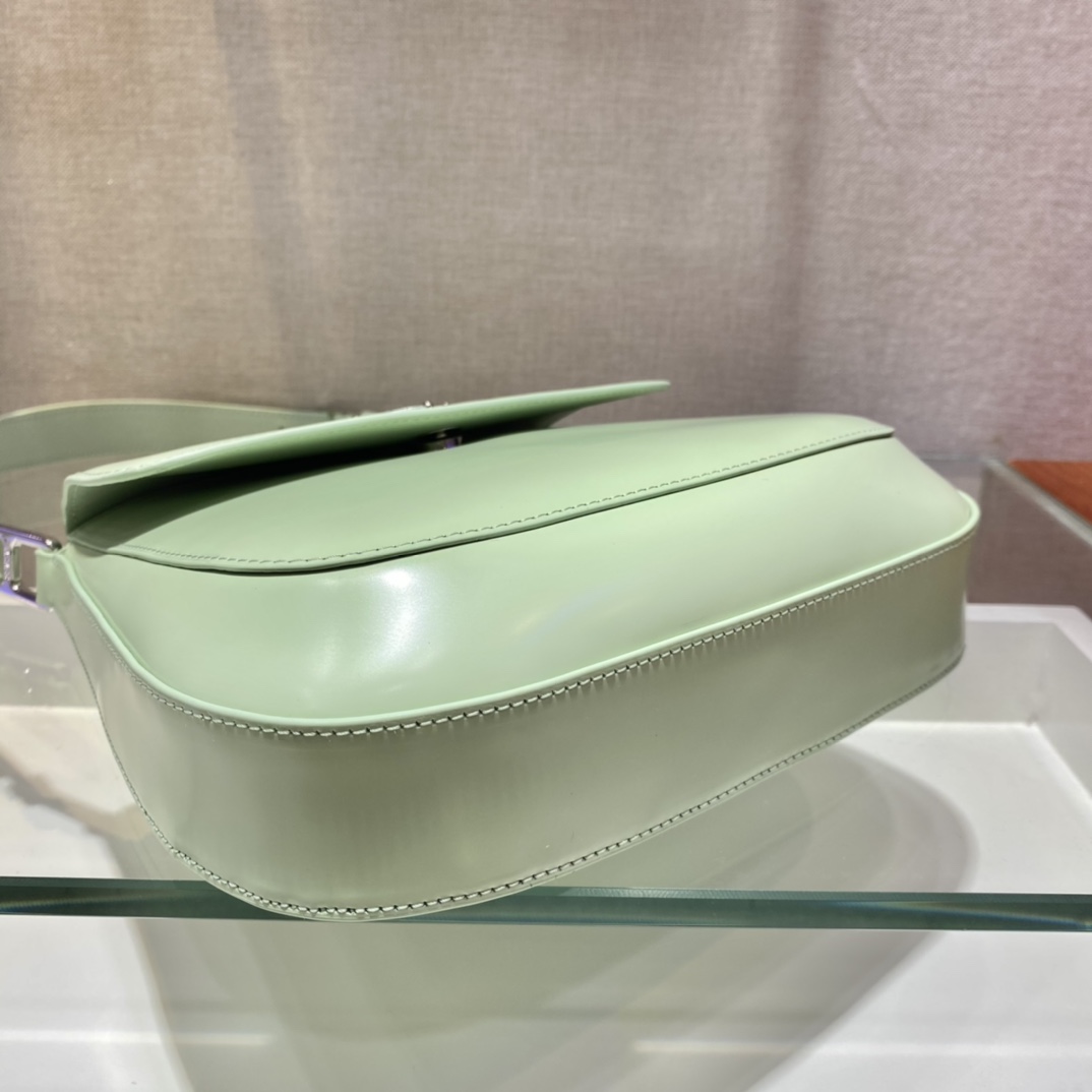 𝐏𝐑𝐀𝐃𝐀 Large flap w/ double shoulder strap 1BD303