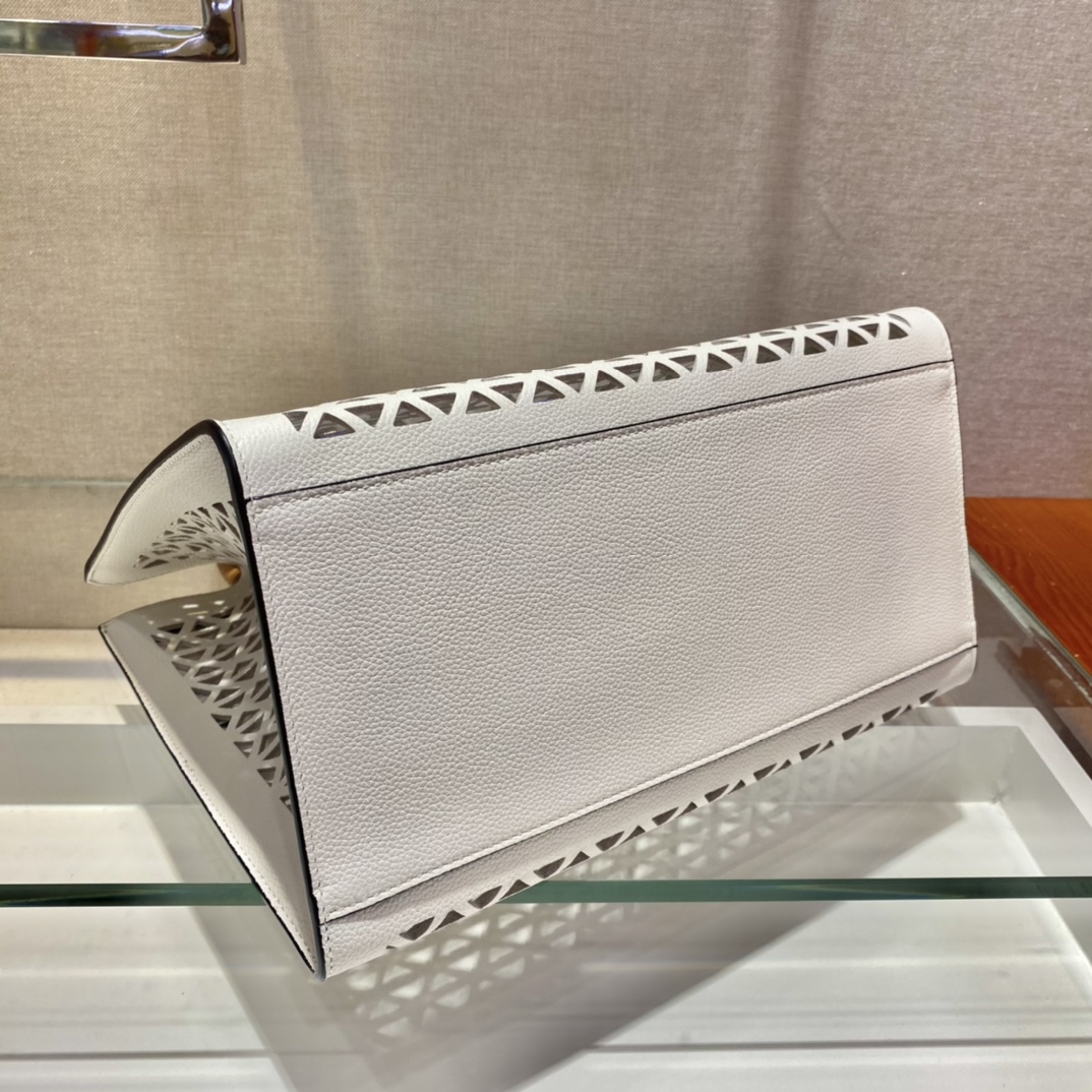 𝐏𝐑𝐀𝐃𝐀 Skeleton tote bag 1BG405