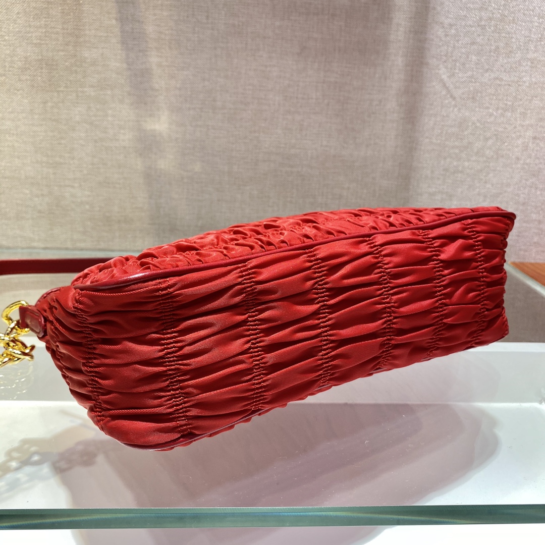 𝐏𝐑𝐀𝐃𝐀 New 1BH171 crease