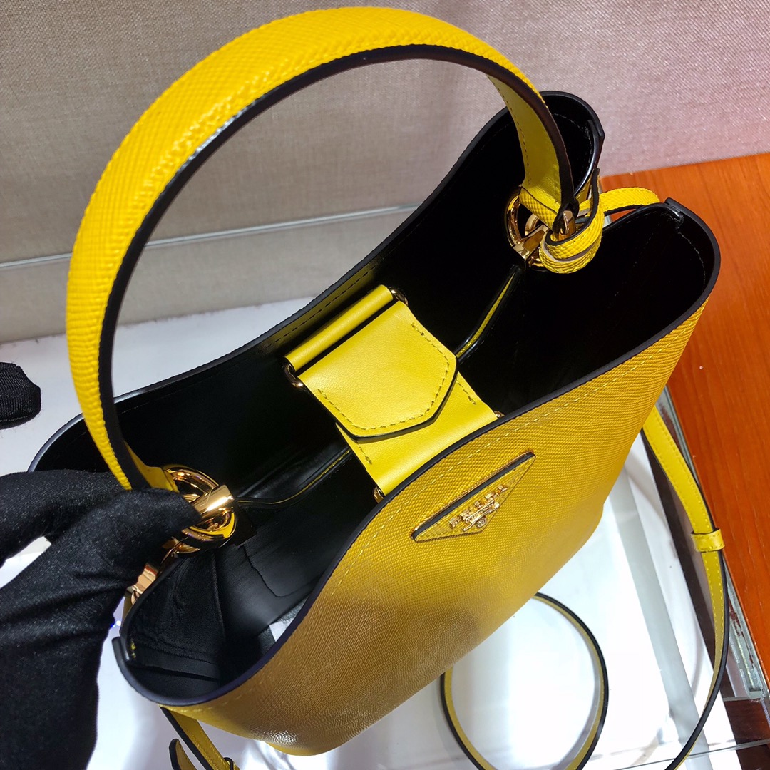 𝐏𝐑𝐀𝐃𝐀 Double handbag 1BA212