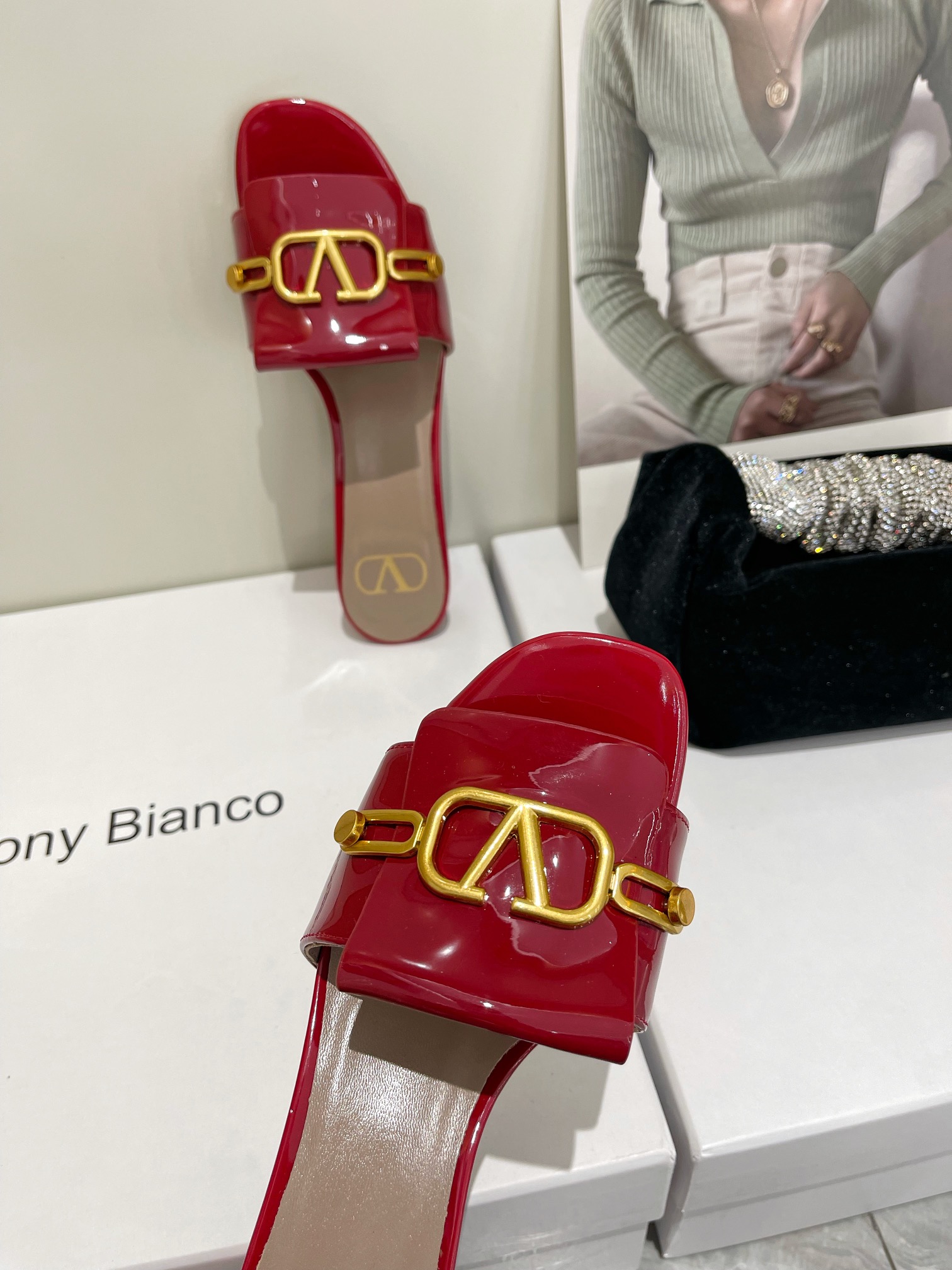 【Valentino】𝟐𝟎𝟐𝟏/𝐒𝐒 𝐧𝐞𝐰  Valentino 2022 / fw spring and summer new women's slippers