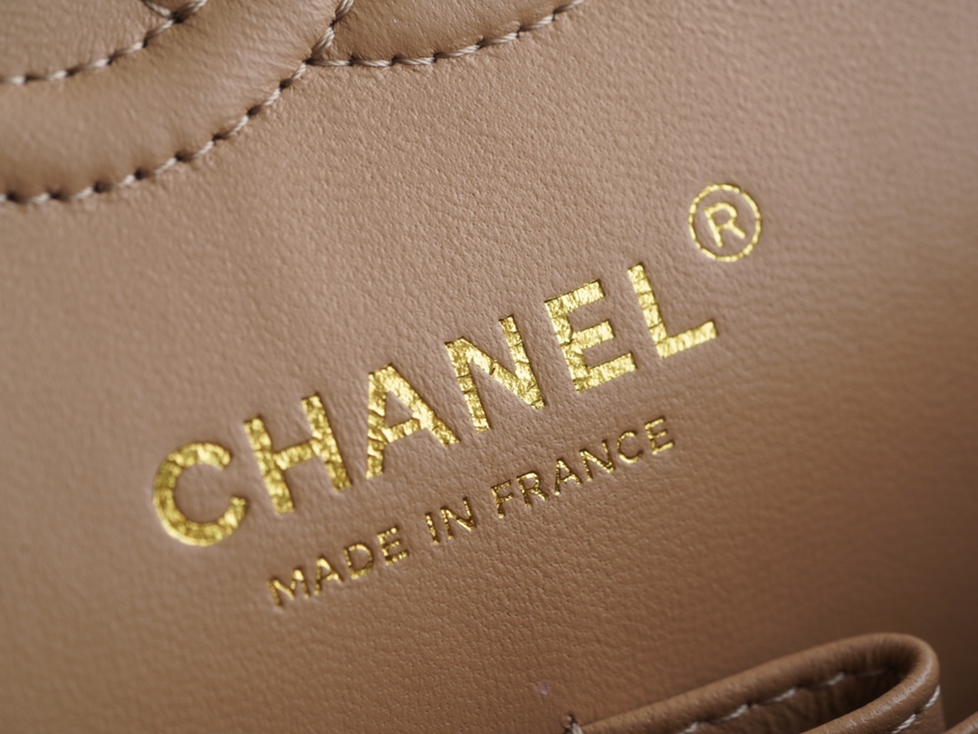 𝐂𝐇𝐀𝐍𝐄𝐋 Classic Flap washed cowhide is made from the most delicate calves just born Washed fetal cow small Khaki 🍂