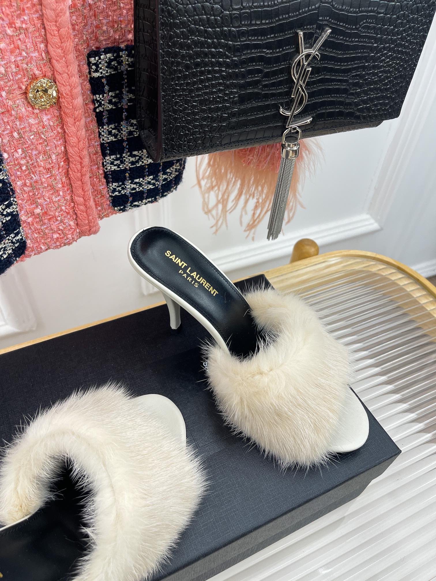 𝙎𝙖𝙞𝙣𝙩 𝙇𝙖𝙪𝙧𝙚𝙣𝙩 | 𝟐𝟎𝟐𝟐/𝐒𝐒 𝐧𝐞𝐰 YSL｜23ss early spring mink fur one high heel slippers