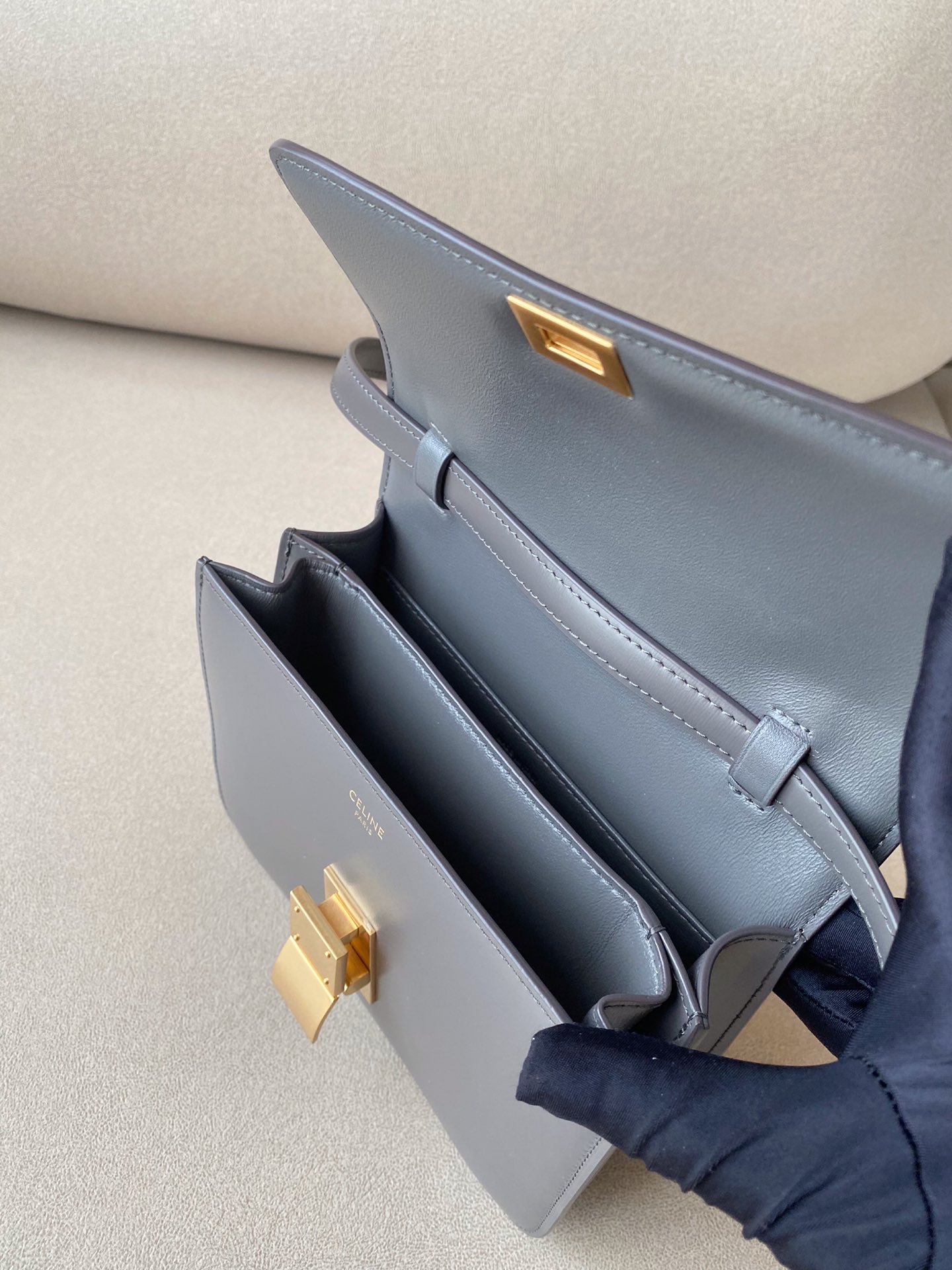𝐂𝐞𝐥𝐢𝐧𝐞 Box Teen bag in polished calfskin