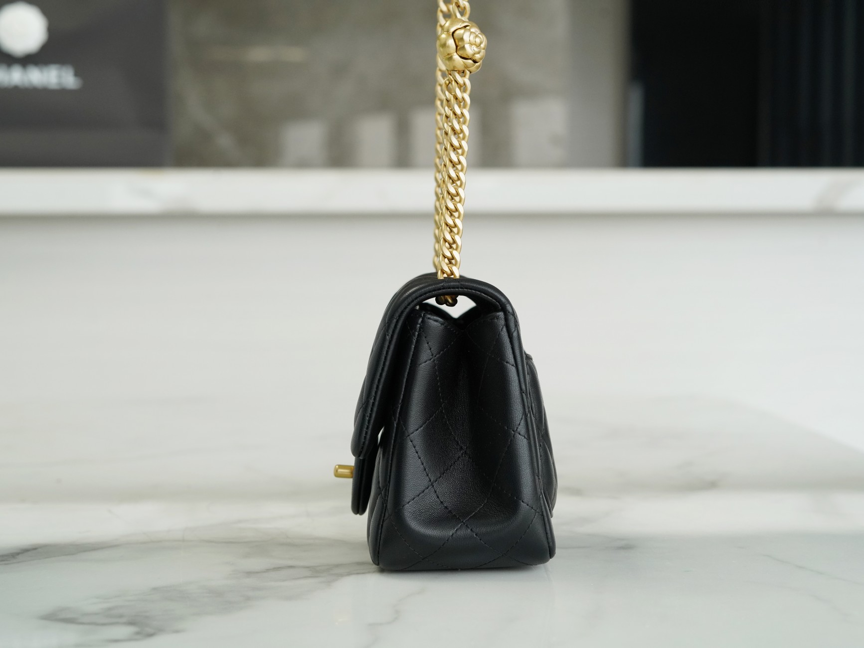 𝗖𝗛𝗔𝗡𝗘𝗟✦ 𝗖𝗹𝗮𝘀𝘀𝗶𝗰 𝗙𝗹𝗮𝗽 23S Camellia Adjustment Buckle Square Fat Black Gold