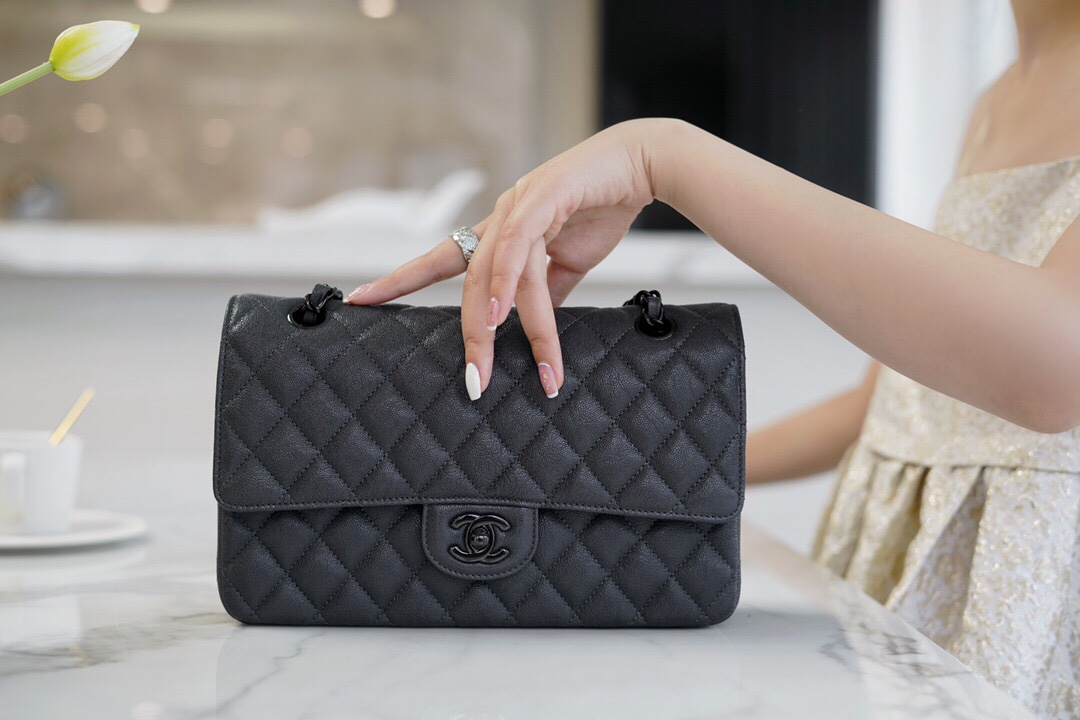 𝐂𝐇𝐀𝐍𝐄𝐋 Classic Flap France 🇫🇷 𝐇𝐇 𝐚𝐚𝐬 Original Caviar 🐂 Washed Tire Ox Medium 🐘 Dark Grey