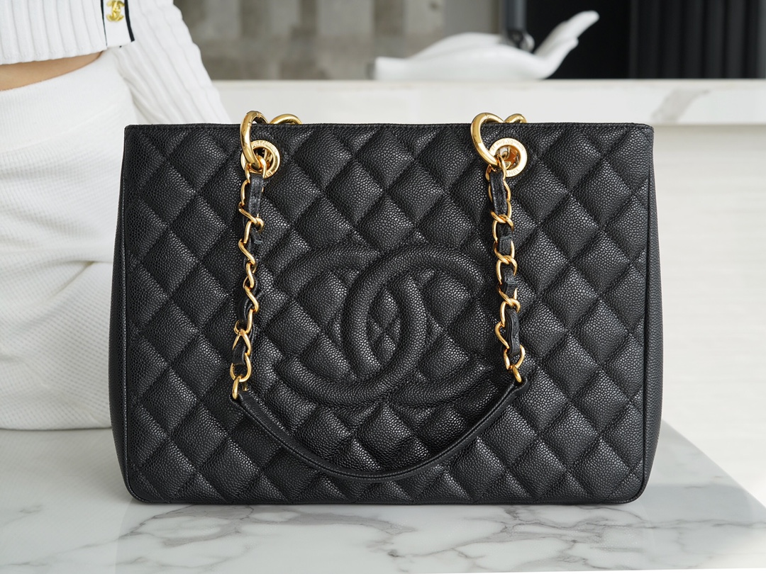 𝐂𝐇𝐀𝐍𝐄𝐋 Classic of 𝑮𝒓𝒂𝒏𝒅 𝑺𝒉𝒐𝒑𝒑𝒊𝒏𝒈 𝑻𝒐𝒕𝒆 (short for ɢsᴛ) 🅶🆂🆃 ✦ Shopping Bag Caviar Black Gold