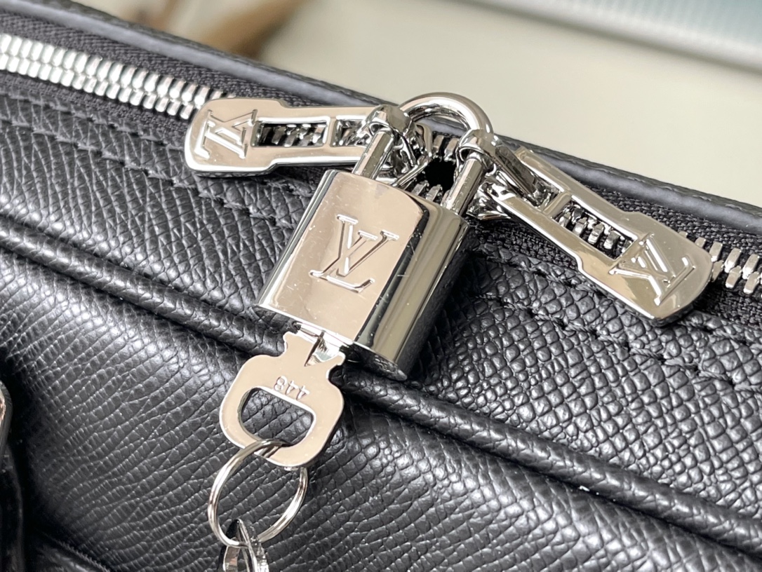 𝐋𝐎𝐔𝐈𝐒 𝐕𝐔𝐈𝐓𝐓𝐎𝐍 M30925 cross pattern This Voyage