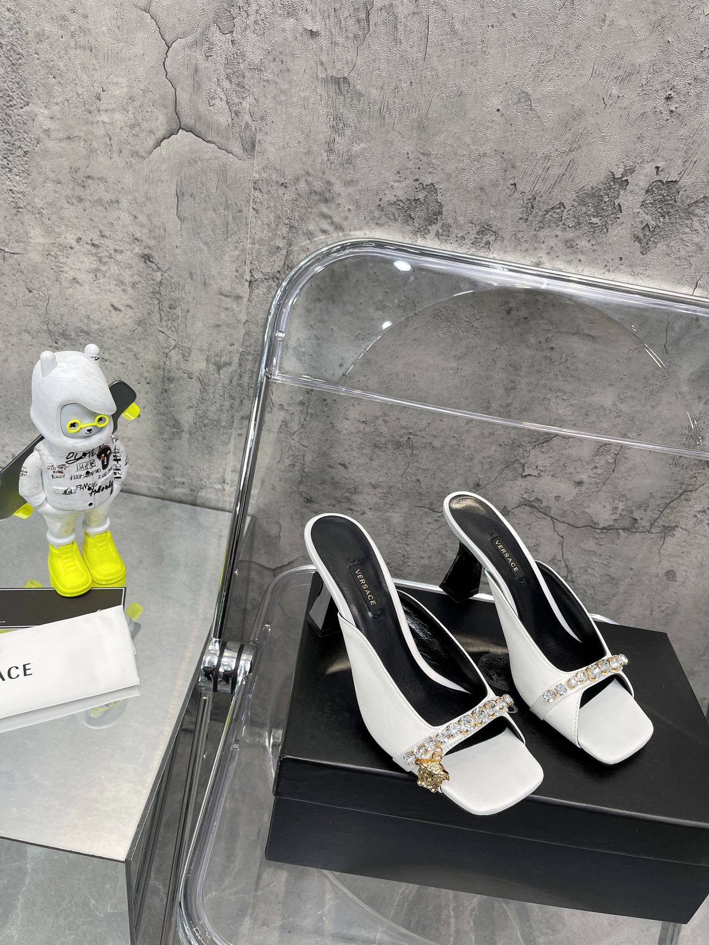 𝐕𝐞𝐫𝐬𝐚𝐜𝐞｜𝟐𝟎𝟐𝟐/𝐒𝐒 𝐧𝐞𝐰 Gold LA MEDUSA string with sparkling crystal ribbon