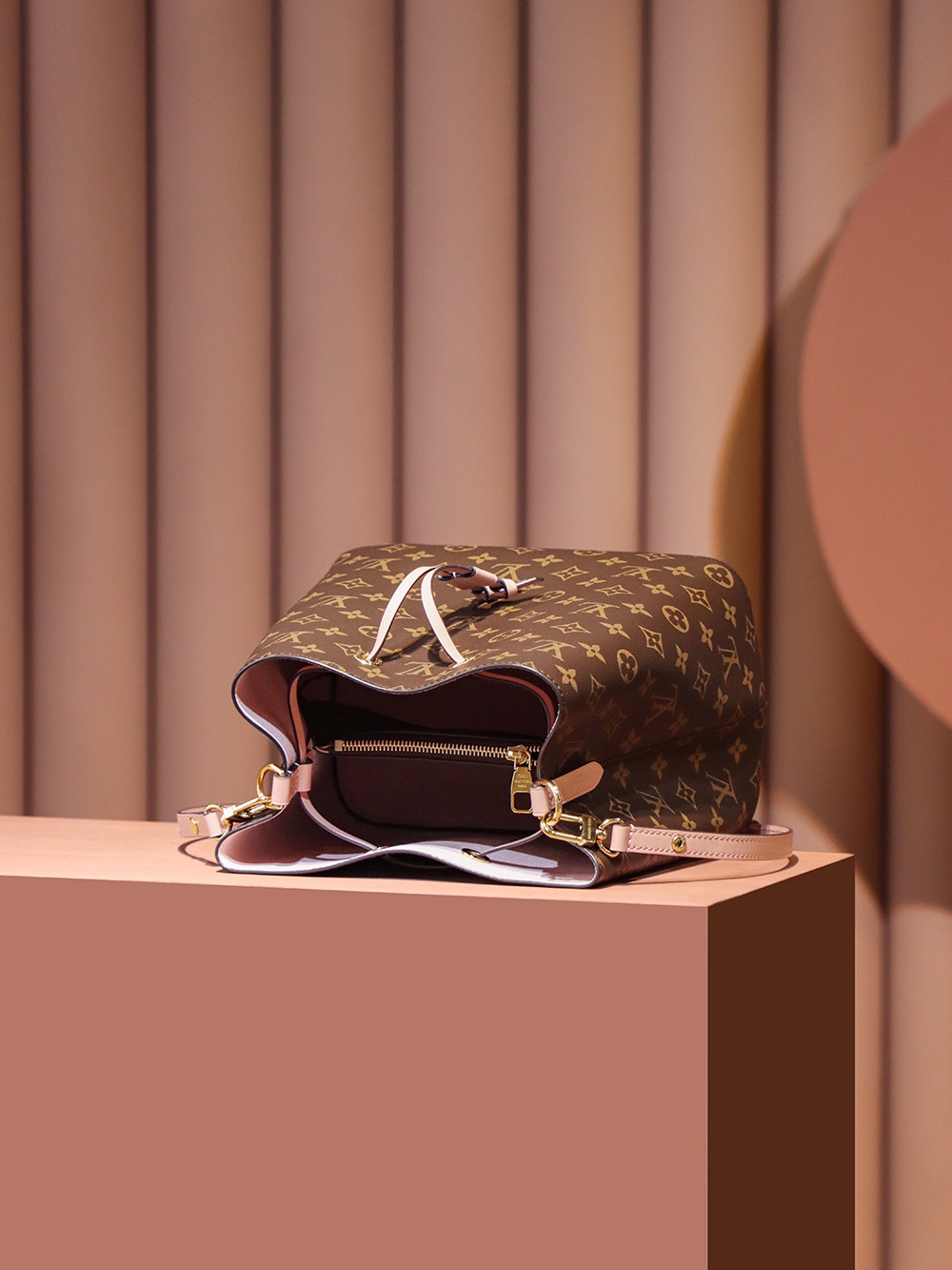 Louis Vuitton 𝙉𝙀𝙊𝙉𝙊🇫🇷French original material #M44022