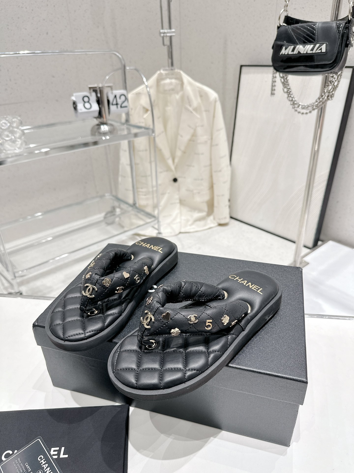 CHANEL summer new bread flip-flops clip toe flip-flops beach sandals
