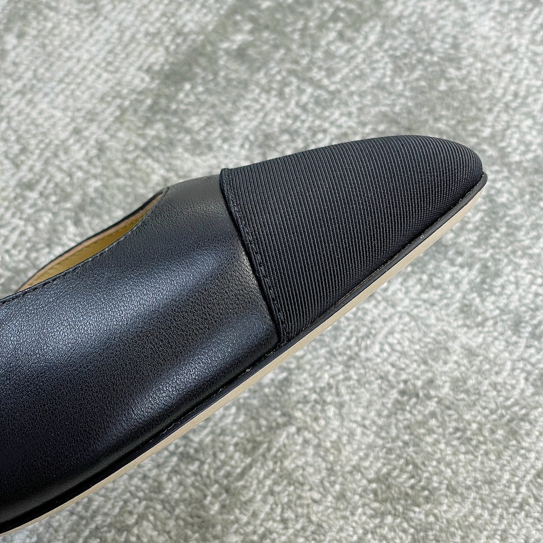 CHANEL especially popular color blocking single shoes continue the classic Chanel characteristics