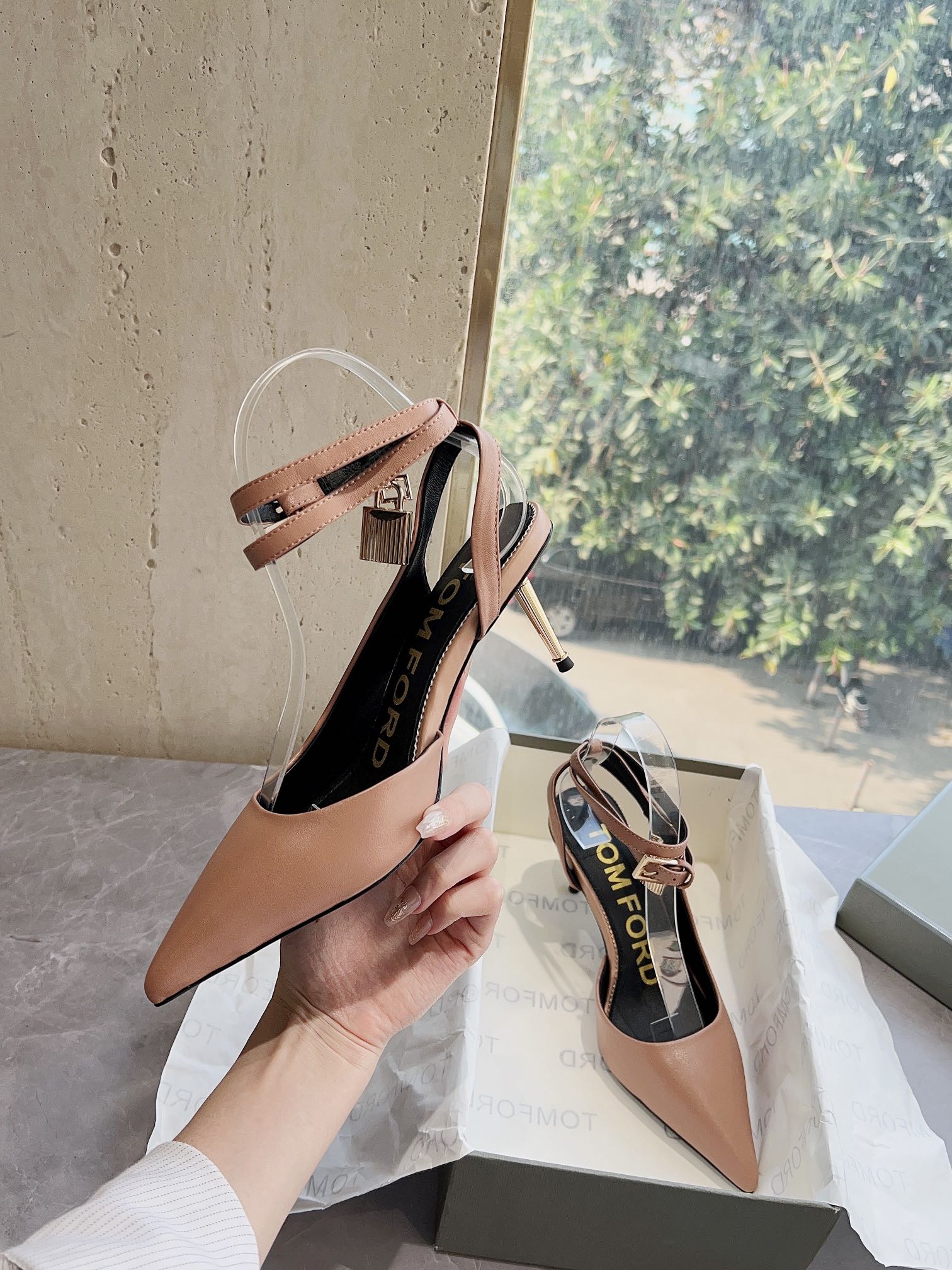 𝐓𝐎𝐌𝐅𝐎𝐑𝐃｜𝟐𝟎𝟐𝟑𝐒𝐒/𝐧𝐞𝐰  Dolce & Ga women's jeweled buckle jacquard raglan heels