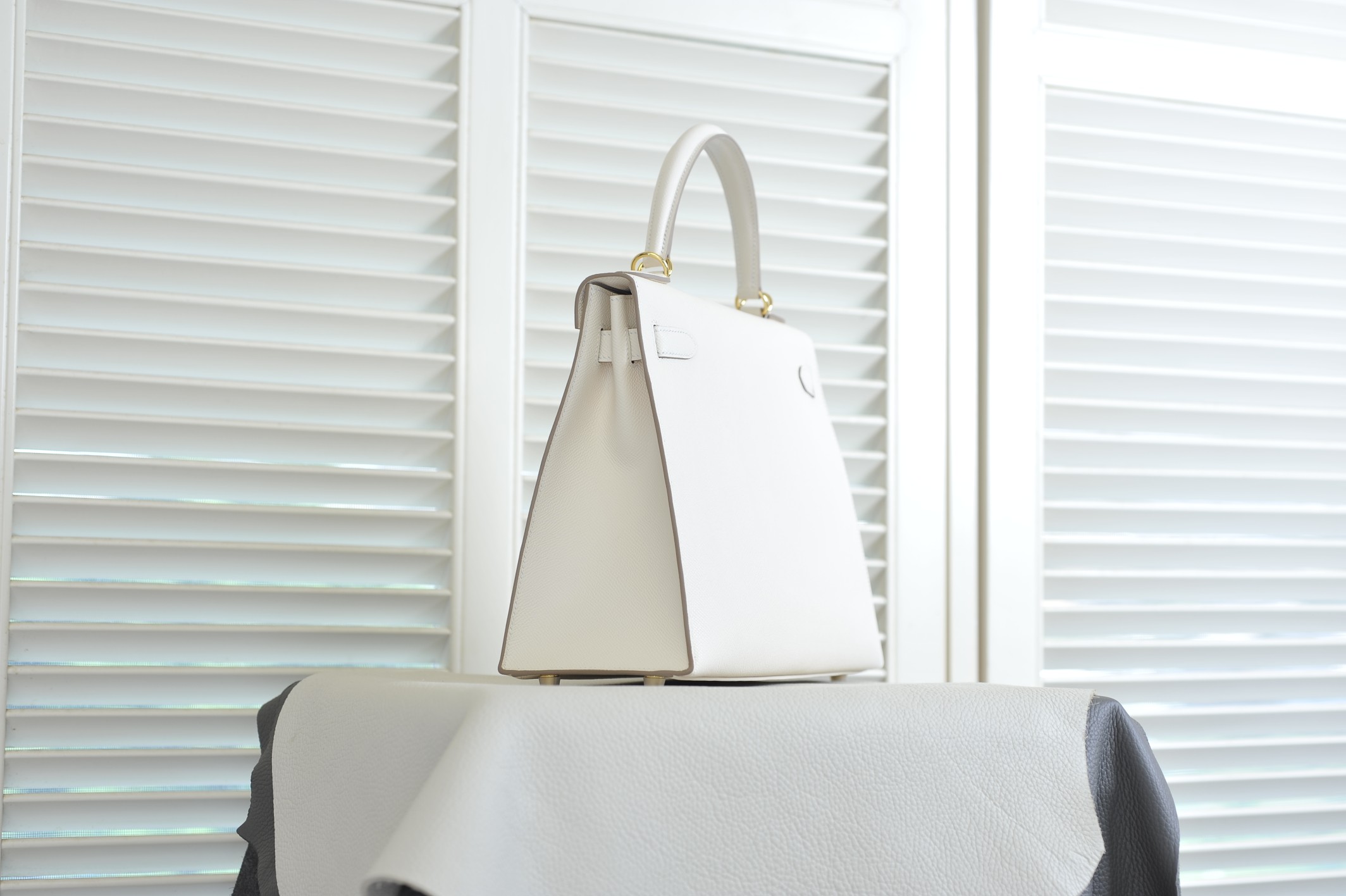 Kelly 25 milkshake white ep leather gold buckle