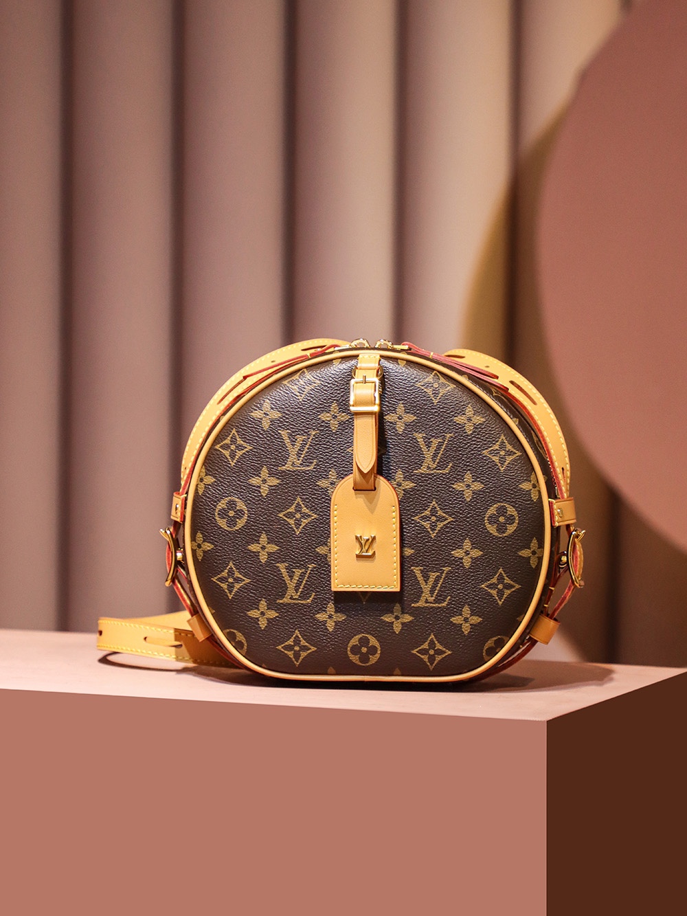 Louis Vuitton 𝐁𝐎𝐈𝐓𝐄 𝐂𝐇𝐀𝐏𝐄𝐀𝐔 𝐒𝐎𝐔𝐏𝐋𝐄 new version big soft cake M45747