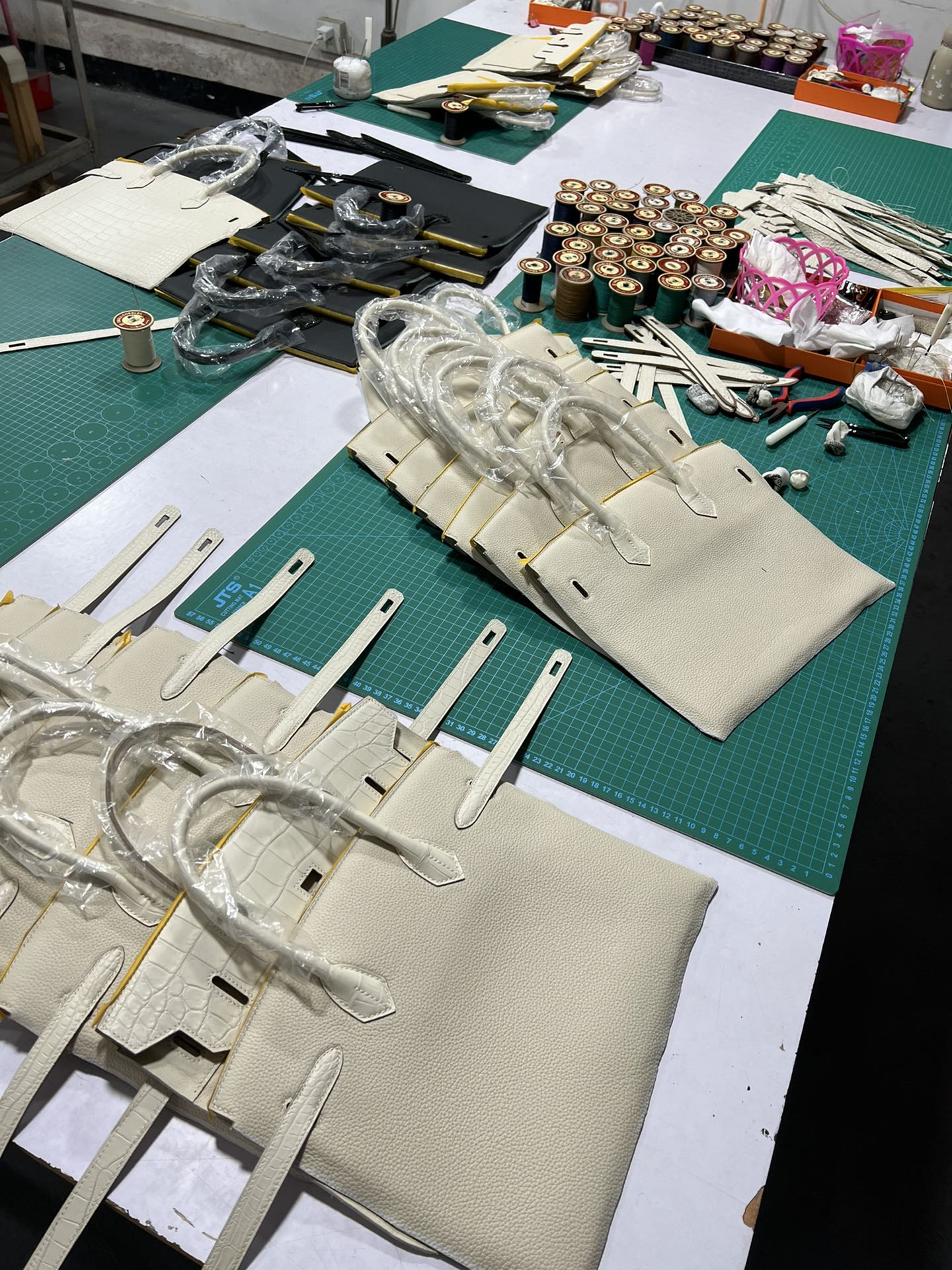 Hermes bag making process Bk25/30 milkshake white touch    The process of making crocodile skin pattern