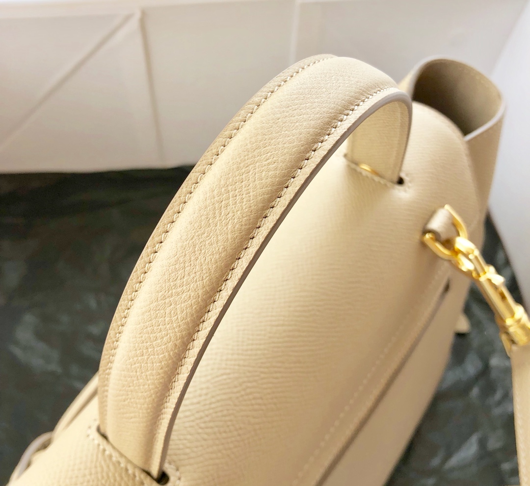𝐂𝐞𝐥𝐢𝐧𝐞 BELT MICRO BAG in grained calfskin