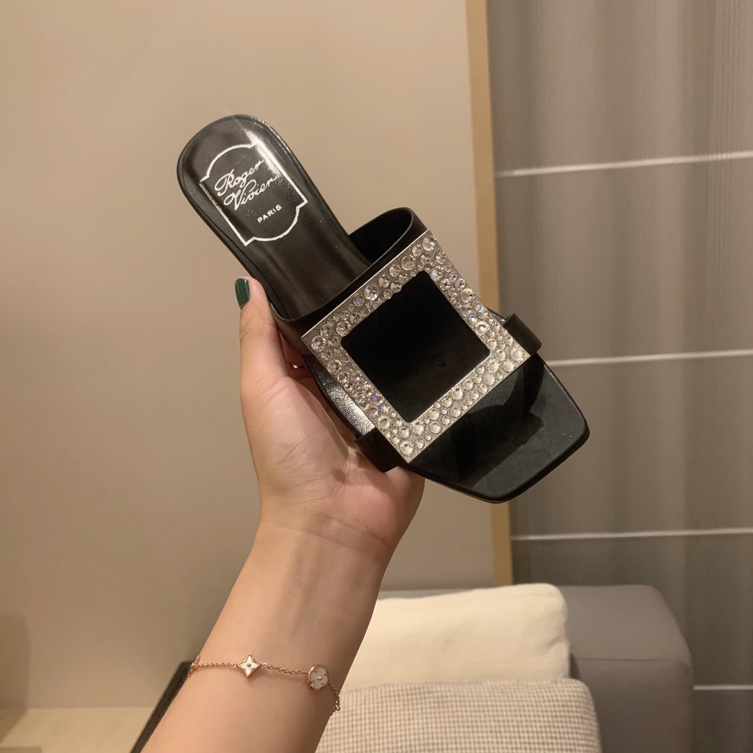 Roger vivier | 𝟐𝟎𝟐𝟏/𝐒𝐒 𝐧𝐞𝐰 2021 Summer Slippers Bikiviv' Metal Buckle PVC Mule Shoes