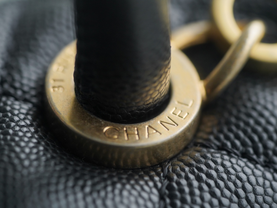 CHANEL 𝑪𝒐𝑪𝒐 𝒉𝒂𝒏𝒅𝒍𝒆 New Cowhide Handle Medium Black Gold
