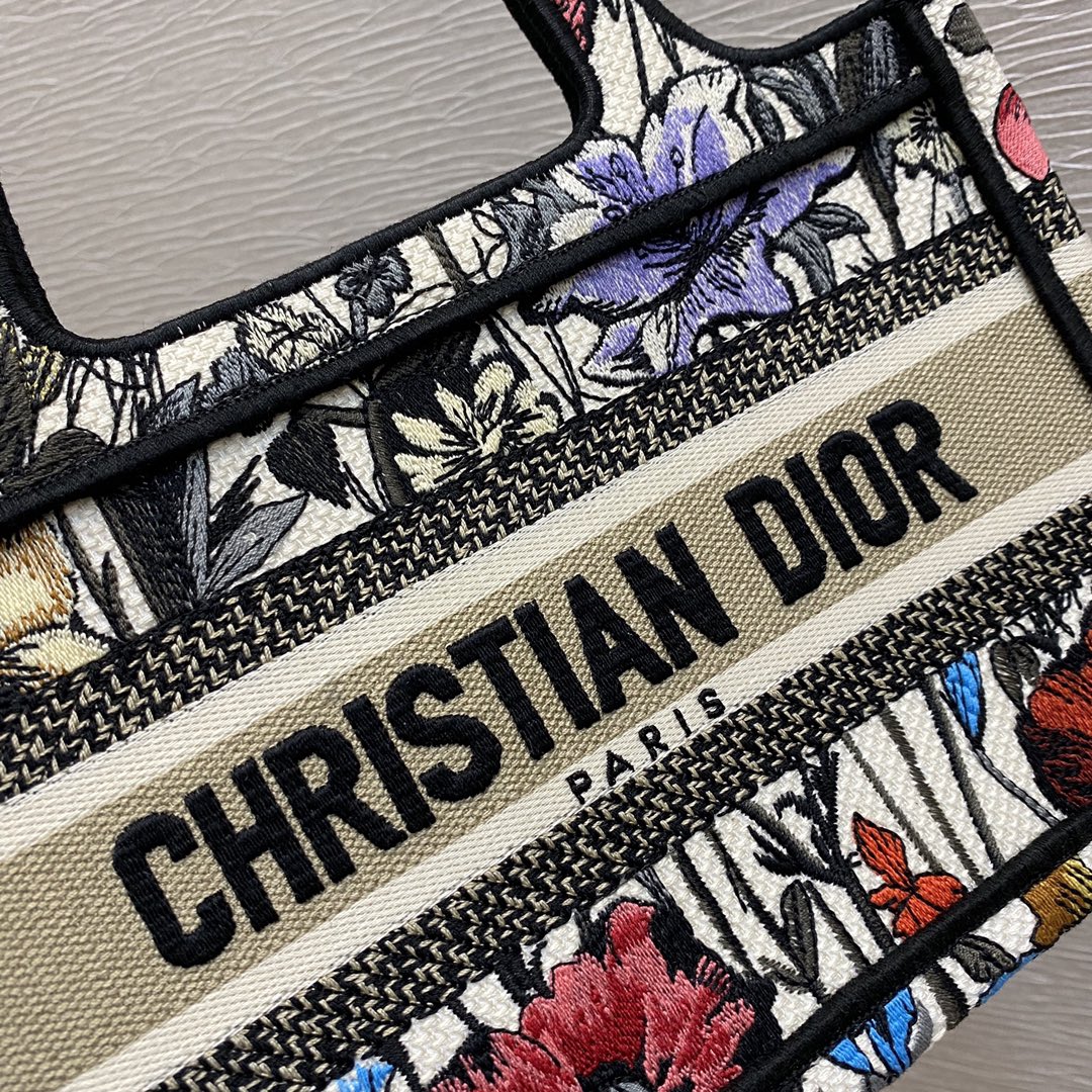 mini Tote's latest moonflower collection for early spring