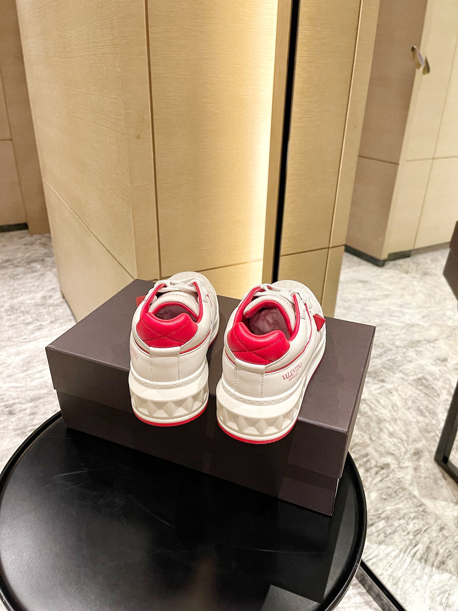 【Valentino】𝟐𝟎𝟐𝟏/𝐒𝐒 𝐧𝐞𝐰 Valentino 2021 fall and winter new one stud sneakers couples on the new