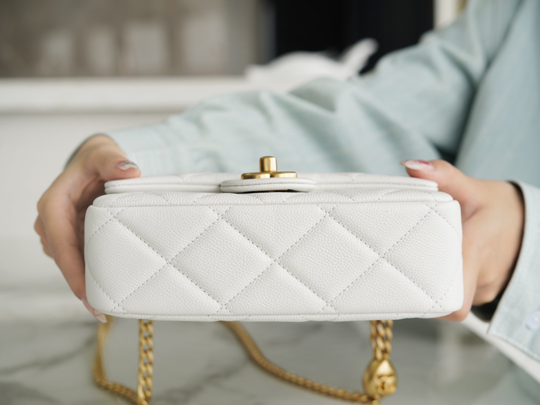 𝗖𝗛𝗔𝗡𝗘𝗟✦𝗖𝗹𝗮𝘀𝘀𝗶𝗰 𝗙𝗹𝗮𝗽23P spring and summer new love adjustment buckle square fat man white